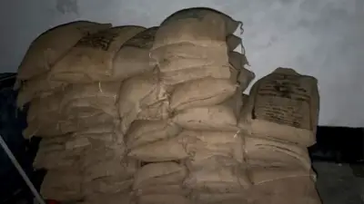 শরণখোলায় রাস্তা পাকা করার দাবিতে মানববন্ধন