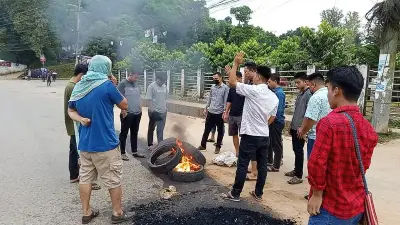 সাজেকে ইউপিডিএফের ডাকে আধা বেলা সড়ক অবরোধ, পিকেটিং চলছে