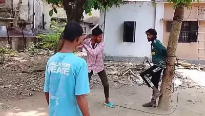 রাজশাহীতে চোর সন্দেহে তরুণকে গাছে বেঁধে পিটুনি, ভিডিও ভাইরাল