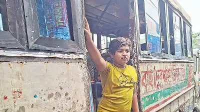 মিনিবাসের সহযোগী থেকে ভাসমান বিক্রেতা: জীবনযুদ্ধের তিন গল্প