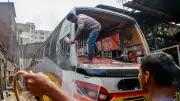 ছবির গল্প: বাস সংস্কারে ব্যস্ত শ্রমিকেরা