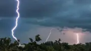 ভারতে ভয়াবহ ঝড়-বৃষ্টি ও বজ্রপাতে ৩৩ জনের মৃত্যু