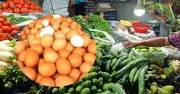 বাজারে সবজির দাম চড়া, পেঁপেও ৮০-৯০ টাকা কেজি