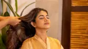 গরমে চুলে তেল দেওয়া: স্বস্তি না অস্বস্তি?