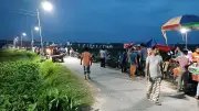 সাঁথিয়ায় সড়কই এখন বিনোদনকেন্দ্র, সন্ধ্যায় ভিড় বাড়ে