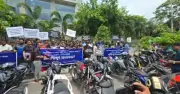 মোটরসাইকেলে অগ্রিম আয়কর প্রত্যাহারের দাবিতে এনবিআর-এ মানববন্ধন