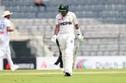 বাবর আজমের বিরক্তি নিজের ওপর, নাহিদ রানার তৃতীয় শিকার