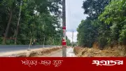 লোহাগাড়ায় রাস্তার মাঝে বৈদ্যুতিক খুঁটি রেখেই চলছে চার লেনের নির্মাণ কাজ