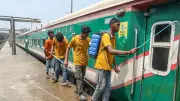 ছবিতে ট্রেন পরিষ্কার ও রক্ষণাবেক্ষণের নানা ধাপ