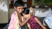 বজ্রপাতে বাবার মৃত্যু, হাসপাতালে মরদেহের পাশে কাঁদছিল দুই শিশু
