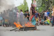 কাঁচা পাট রপ্তানি শর্ত প্রত্যাহারের দাবিতে খুলনায় শ্রমিকদের বিক্ষোভ ও সড়ক অবরোধ