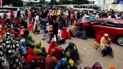 বকেয়া বেতনের দাবিতে মহাখালীতে পোশাক শ্রমিকদের সড়ক অবরোধ, তীব্র যানজট