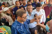 স্বাস্থ্যমন্ত্রীর খুলনা হাসপাতালে আকস্মিক পরিদর্শন, ভ্যাকসিন সংকটে ক্ষোভ