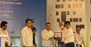প্রধানমন্ত্রীকে পিতার স্মারক উপহার জেলা প্রশাসকের