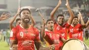 বসুন্ধরা কিংসের হ্যাটট্রিক জয়, পুরস্কার মঞ্চে নজিরবিহীন ঘটনা
