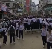 দনিয়ায় স্কুলছাত্রীর আত্মহত্যায় ক্ষুব্ধ শিক্ষার্থীদের বিক্ষোভ, ভাঙচুর