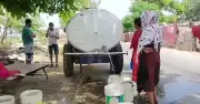 পানির অভাবে নাজেহাল ভারতের পাঞ্জাবের নেহের বস্তির ৪০০ পরিবার