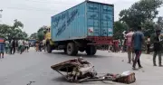 যশোরে কাভার্ডভ্যানের চাপায় ইজিবাইক ও ভ্যানের চালকসহ চার নিহত