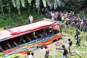 কুষ্টিয়ায় বাস-ট্রাক সংঘর্ষে নিহত ৩, আহত ২১
