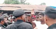 দাকোপে র‍্যাবের গাড়ি ভাঙচুর করে দুই আসামি ছিনিয়ে নিল বিক্ষুব্ধ জনতা