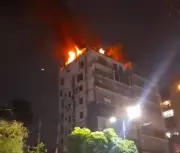 মোহাম্মদপুরে রিং টাওয়ারের ছাদে আগুন, নিয়ন্ত্রণে ফায়ার সার্ভিস