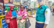 হারানো ব্যাগ ফিরিয়ে দিয়ে প্রশংসা কুড়ালেন পুলিশ সদস্য