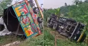 যমুনা সেতুর পূর্ব প্রান্তে রডবোঝাই ট্রাক উল্টে নিহত