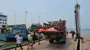 বৈরী আবহাওয়ায় পাটুরিয়া-দৌলতদিয়া নৌরুটে লঞ্চ চলাচল বিঘ্নিত, ফেরি স্বাভাবিক