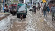 ব্রাহ্মণবাড়িয়ায় ৪০ মিনিটের বৃষ্টিতে জলাবদ্ধতা, দুর্ভোগে পথচারীরা