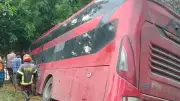 বাস-অটোরিকশা সংঘর্ষে মা-মেয়ে নিহত, কালশী বস্তিতে আগুন