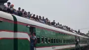 কমলাপুর স্টেশনে বনলতা এক্সপ্রেসের ছাদে যাত্রীদের ভিড়, দরজায় ঝুলে যাত্রা