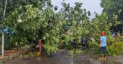 রাজধানীতে ঝড়ো বৃষ্টিতে জলাবদ্ধতা, ভোগান্তিতে মানুষ