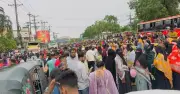 বেতন-বোনাসের দাবিতে সোনারগাঁয়ে পোশাক কারখানার শ্রমিকদের সড়ক অবরোধ, পুলিশের টিয়ারশেল