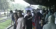 ঝড়ে গাছের ডালের ধাক্কায় ট্রেনের ছাদ থেকে পড়ে আহত ৮