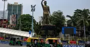 ভারতে মেসির ২১ মিটার মূর্তি বাতাসে দুলছে, সরানো হবে