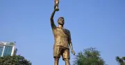 নিরাপত্তা শঙ্কায় কলকাতায় মেসির ৭০ ফুটের ভাস্কর্য অপসারণ