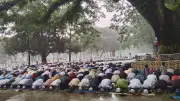 কিশোরগঞ্জের শোলাকিয়ায় বৃষ্টি ভিজে ঈদের নামাজ আদায়