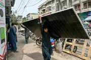 পাকিস্তানে জনগণের হাতেই জ্বালানি বিপ্লব, সরকারি নীতি ব্যর্থ