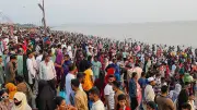 ঈদের ছুটিতে চট্টগ্রামের পতেঙ্গা সৈকতে পর্যটকদের ভিড়