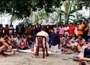 বাগমারায় মাছ ব্যবসায়ীকে আটকে ফাঁকা চেকে সই নেওয়ার অভিযোগ