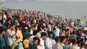 ঈদের ছুটিতে পতেঙ্গা সৈকতে পর্যটকের ঢল, উৎসবমুখর পরিবেশ
