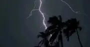 ১৩ জেলায় ৮০ কিমি বেগে ঝড়, নৌ হুঁশিয়ারি সংকেত জারি