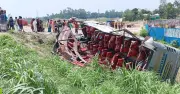 কালিহাতীতে যাত্রীবাহী বাস খাদে, আহত ১৭