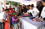 জিয়ার শাহাদাতবার্ষিকীতে দুস্থদের মাঝে বস্ত্র ও খাবার বিতরণ তারেকের