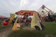 করতোয়া নদীর পাড়ে চলছে ঈদ আনন্দমেলা
