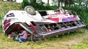 ফরিদপুরে বাস খাদে পড়ে আহত ৩০, জিয়ার শাহাদাৎ বার্ষিকীতে নাচ-গান বিএনপির সভাপতি-সাধারণ সম্পাদক বহিষ্কার