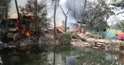 নোয়াখালীতে যুবক হত্যার জেরে সন্দেহভাজনদের ৫ ঘরে আগুন