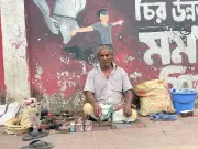 ৪০ বছর ফুটপাতে জুতা সেলাই করে সংসার চালান জীবন দাস