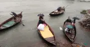 সদরঘাটের মাঝিরা জানেন না মে দিবস কী, ছুটির দিনটি তাদের জন্য বোঝা