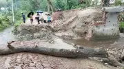 ভারী বৃষ্টিতে সড়ক ধস, কসবা-আখাউড়া সড়কে যান চলাচল বন্ধ